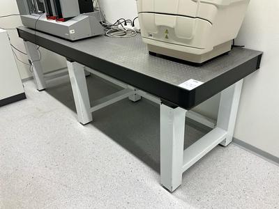 Overview picture of Newport optical table system